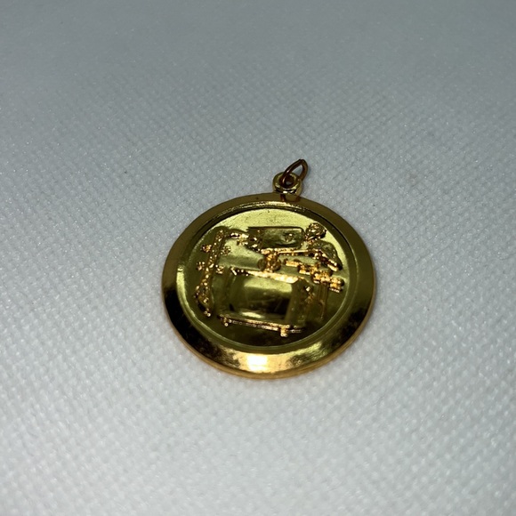VINTAGE TECHNOLOGY TV PRODUCTION PENDANT CHARM GOLD TONE - Picture 5 of 10